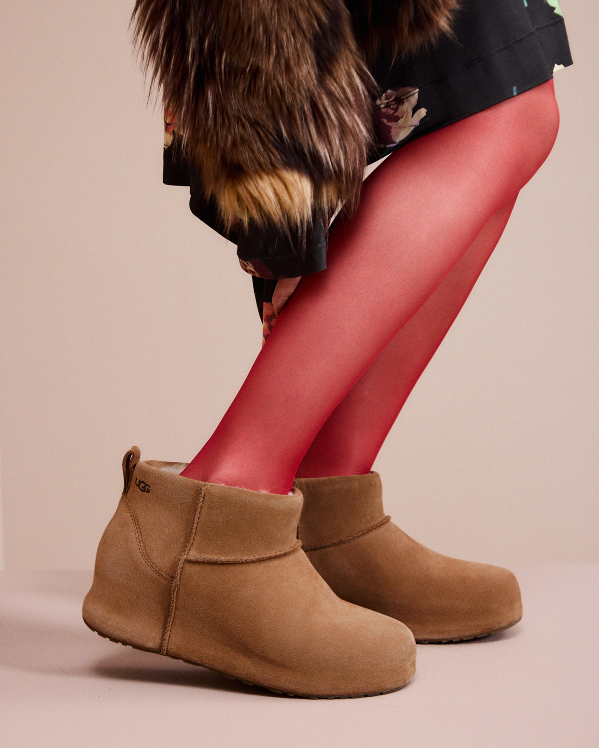 ブーツ「Classic Mini Enwrap」(チェスナット)¥35,200 コート¥48,400/ともにUGG®(アグ®/デッカーズ ジャパン 0120-710-844) ワンピース¥78,100/Ganni(ガニー 渋谷パルコ 03-6820-6215) その他スタイリスト私物