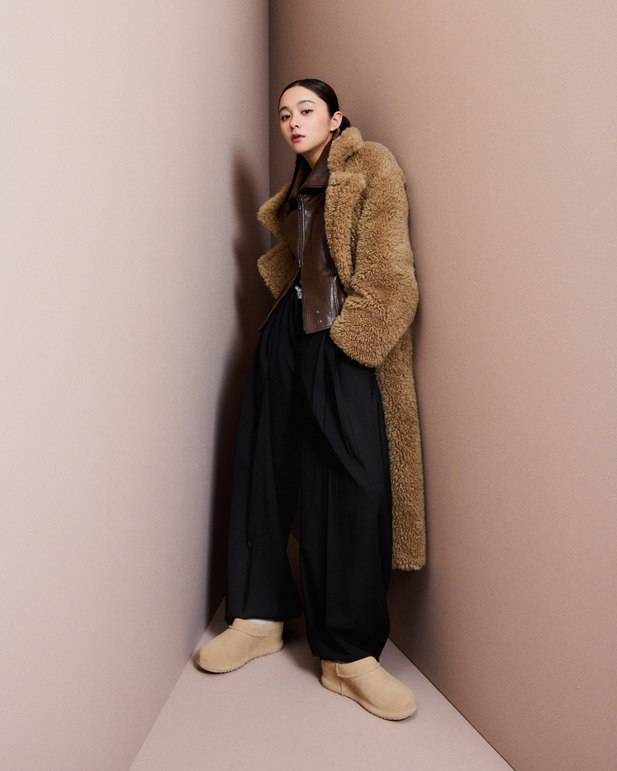 シューズ「Enwrap Clog」(マスタードシード)¥29,700 コート¥52,800 ソックス¥3,080/すべてUGG®(アグ®/デッカーズ ジャパン 0120-710-844) レザーブルゾン¥88,000/Akiranaka(アキラナカ 03-6379-4878) パンツ¥165,000/Alexanderwang(アレキサンダーワン 03-6418-5174)