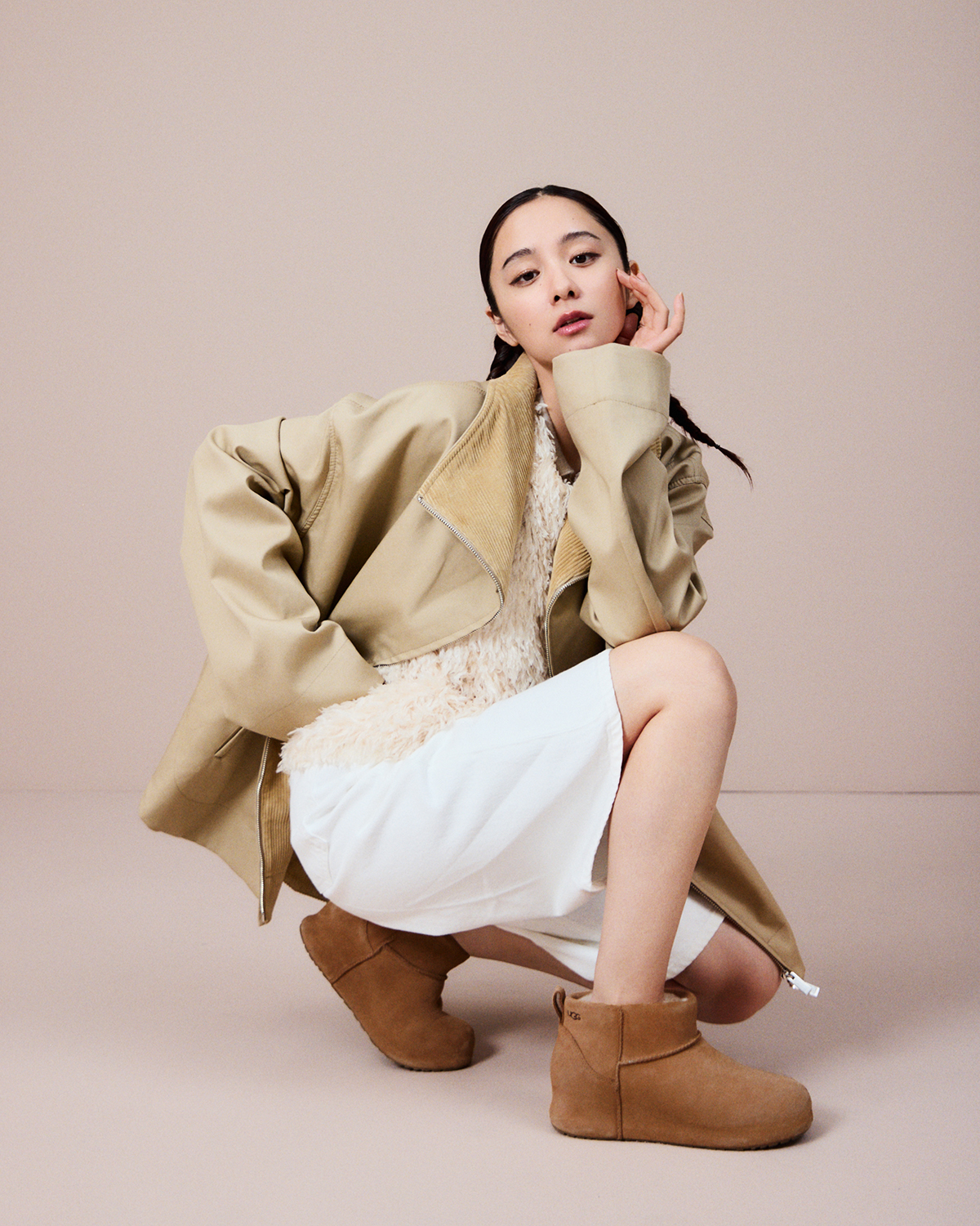 ブーツ「Classic Mini Enwrap」(チェスナット)¥35,200/UGG®(アグ®/デッカーズ ジャパン 0120-710-844) ジャケット¥136,400 フェザーベスト¥99,000 中に着たニットシャツ¥142,000 ショーツ¥48,500/すべてToteme(トーテム クライアントサービス clientservices@toteme-studio.com)