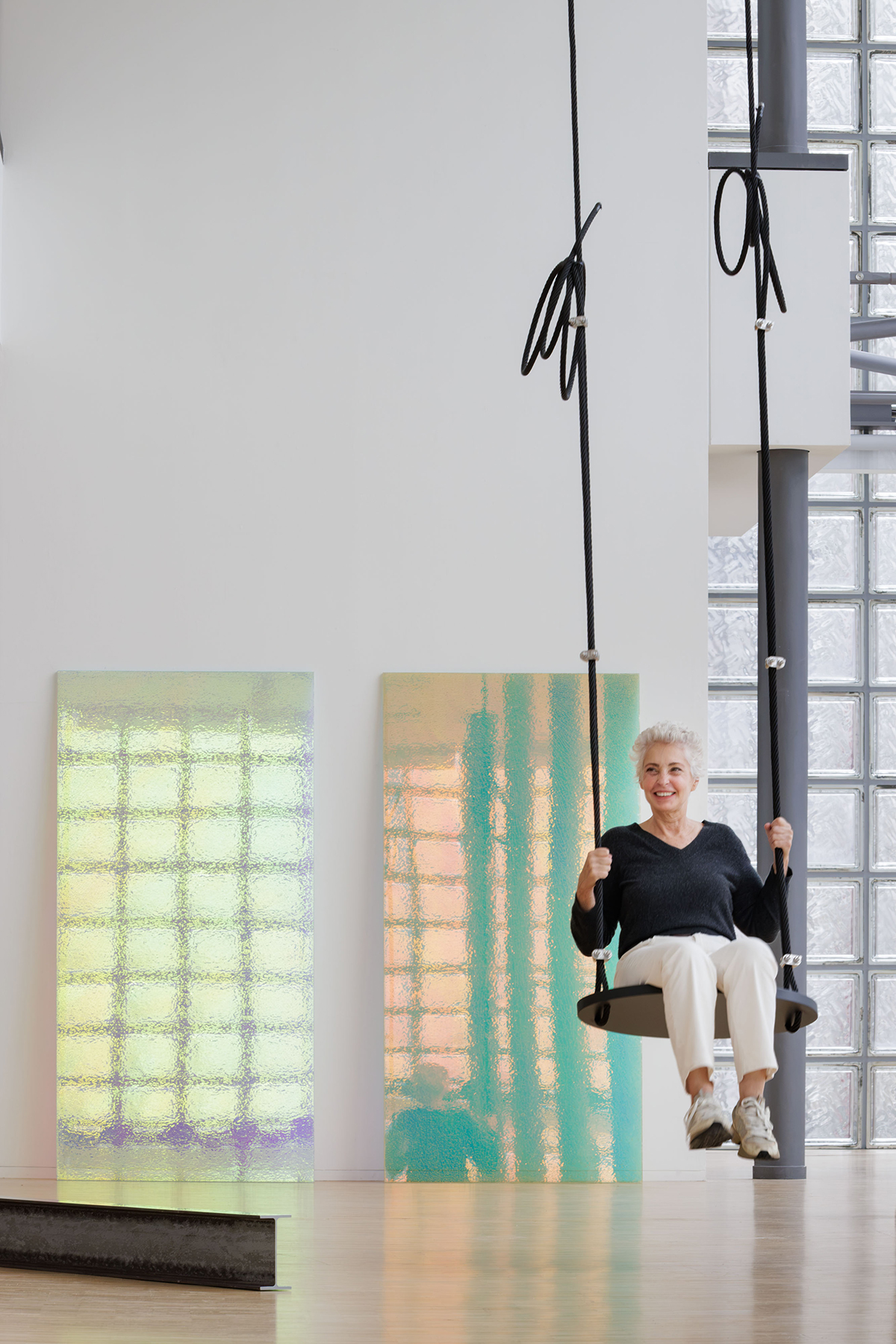 『Swings』に乗るアン・ヴェロニカ・ヤンセン。(2026年)© Nacása & Partners Inc./ Courtesy of Fondation d'entreprise Hermès