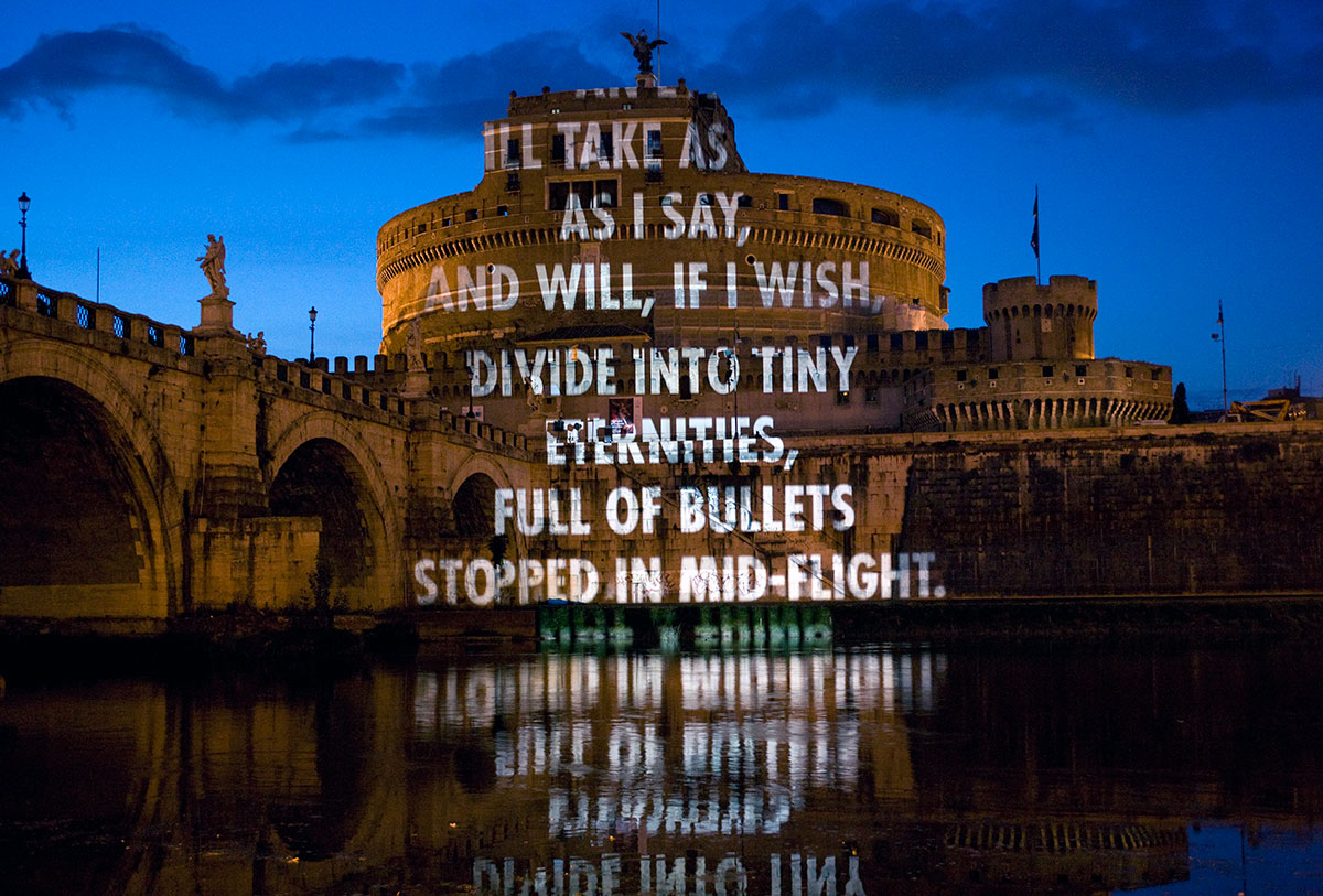《フォー・ザ・アカデミー》 2007年 サンタンジェロ城（イタリア・ローマ） For the Academy, 2007 Castel Sant’Angelo, Rome Text: The Joy of Writing from View with a Grain of Sand by Wisława Szymborska, © 1993 by the author. English translation by Stanisław Barańczak and Clare Cavanagh, © 1995 by Harcourt, Inc. Used with permission of the author. Presented by the American Academy in Rome Photo: Melinda McDaniel