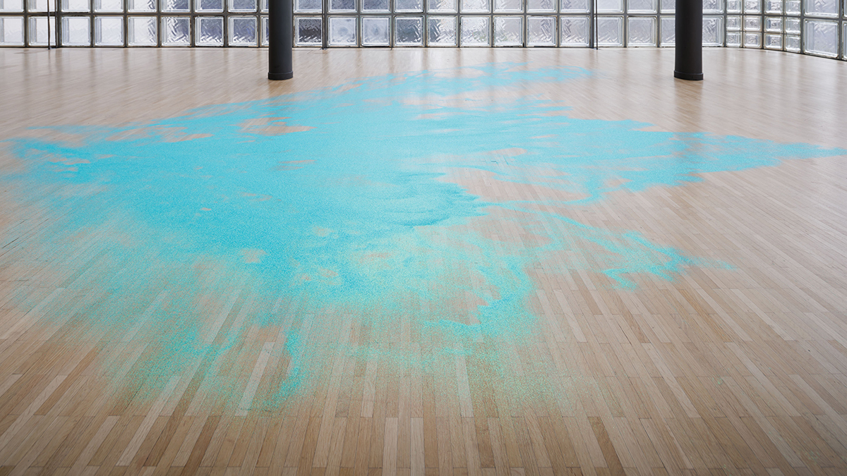 『Untitled (blue glitter), open sculpture #2 』「東京、銀座5丁目4-1」アン・ヴェロニカ・ヤンセン展 展示風景(2026年)© Nacása & Partners Inc./ Courtesy of Fondation d'entreprise Hermès