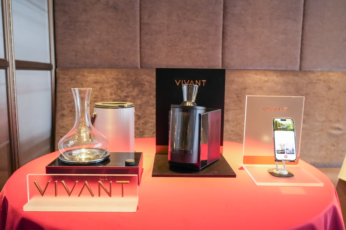左:Titan ポータブル電動デカンタチラー¥120,000 中:Venus G2 ポータブル電動ワインチラー¥84,000 右:VIVANT Wine APP