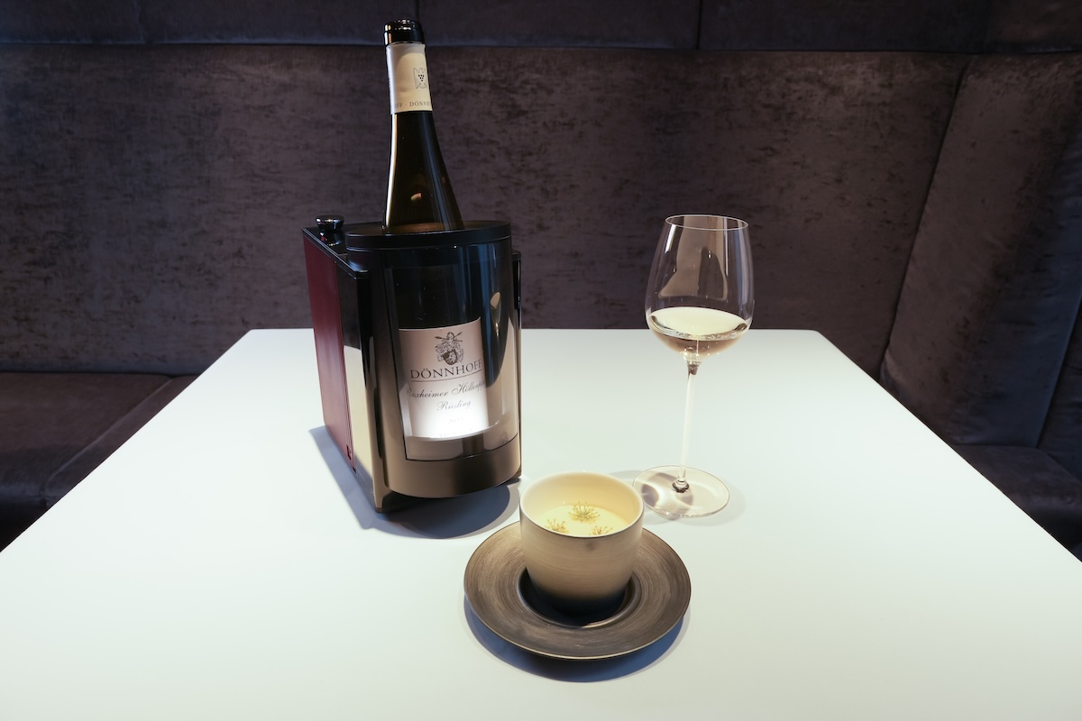 「Dönnhoff / Roxheimer Höllenpfad Riesling trocken 2023」と「雲丹と旨味ジュレ コキヤージュのフラン」