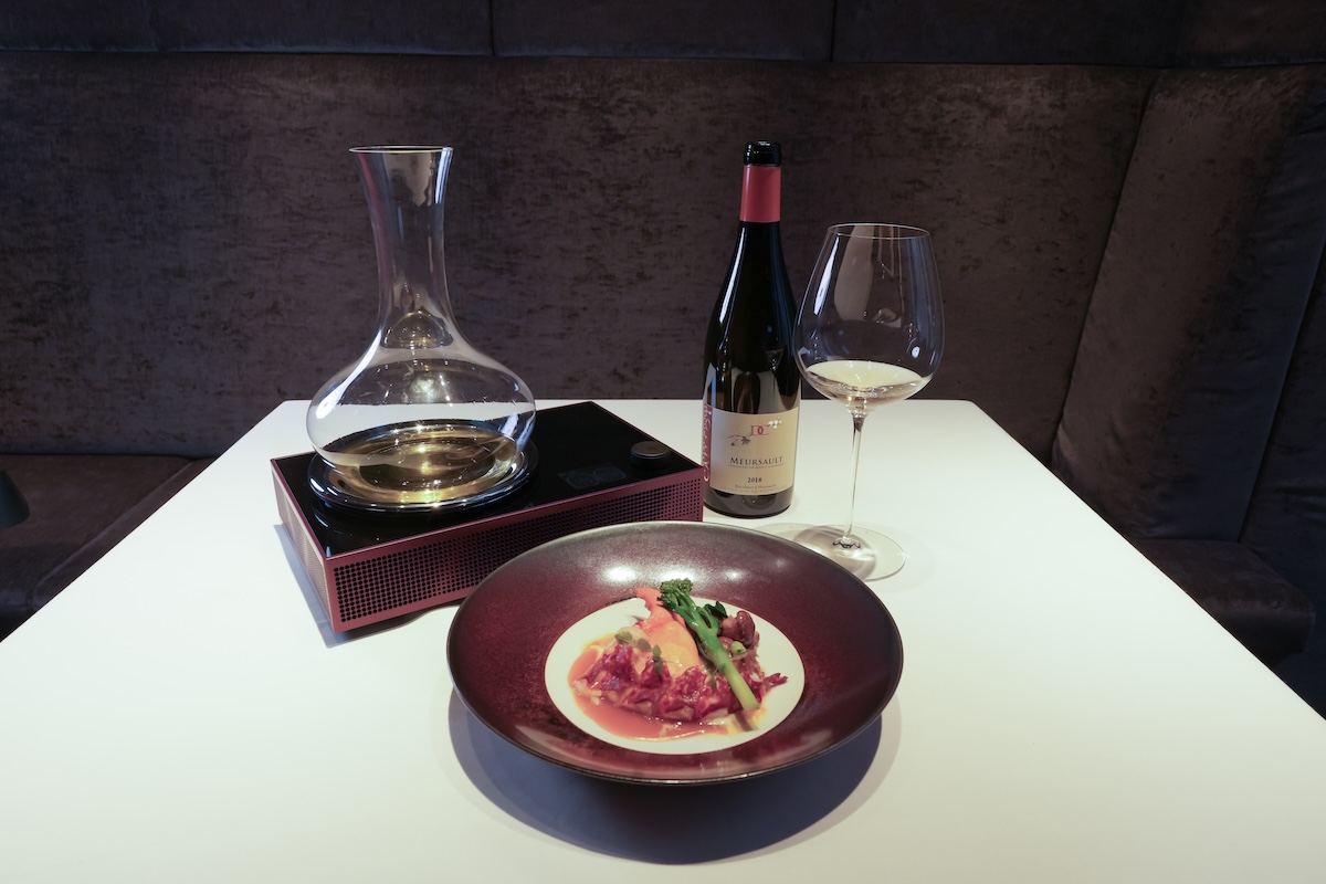 「Michel Caillot / Meursault 2018」と「ブルーオマール海老 ジロール茸のフリカッセ」