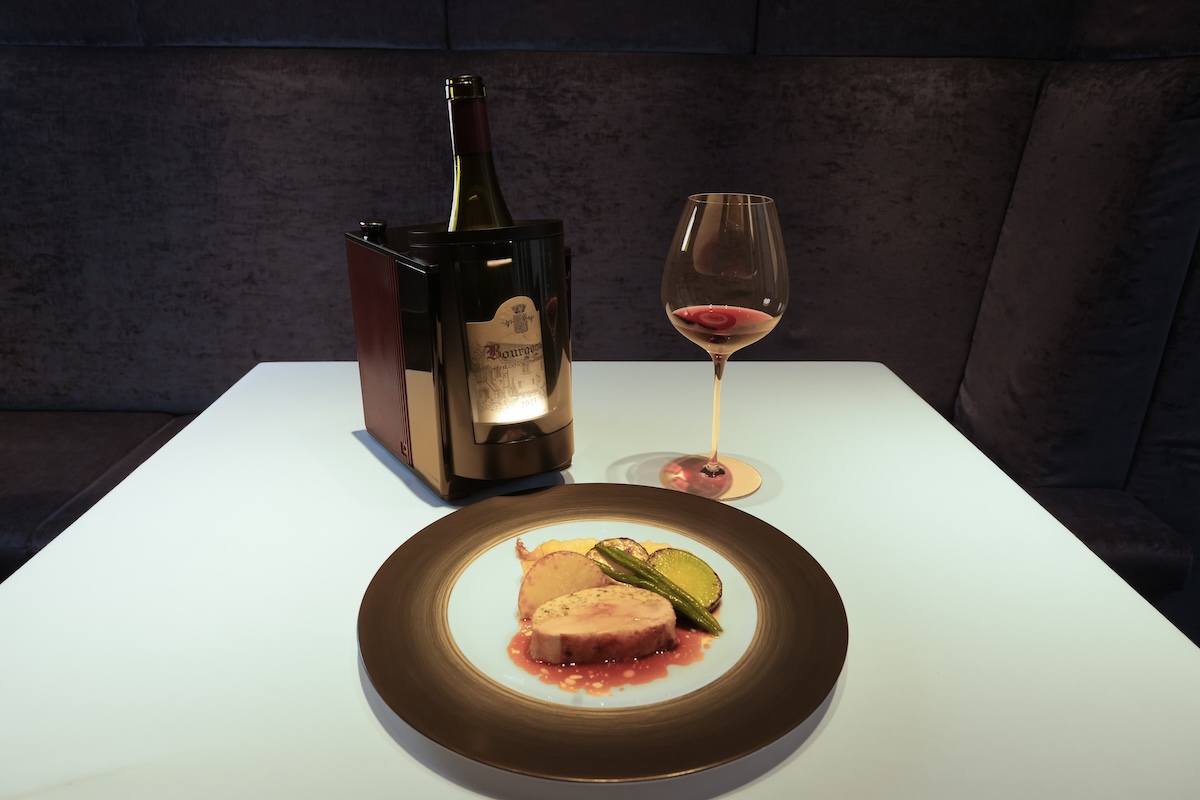 「Claude Dugat / Bourgogne Rouge 2023」と「石黒農場のパンタード胸肉をファルスと共にロースト季節野菜のソテーを添えて」