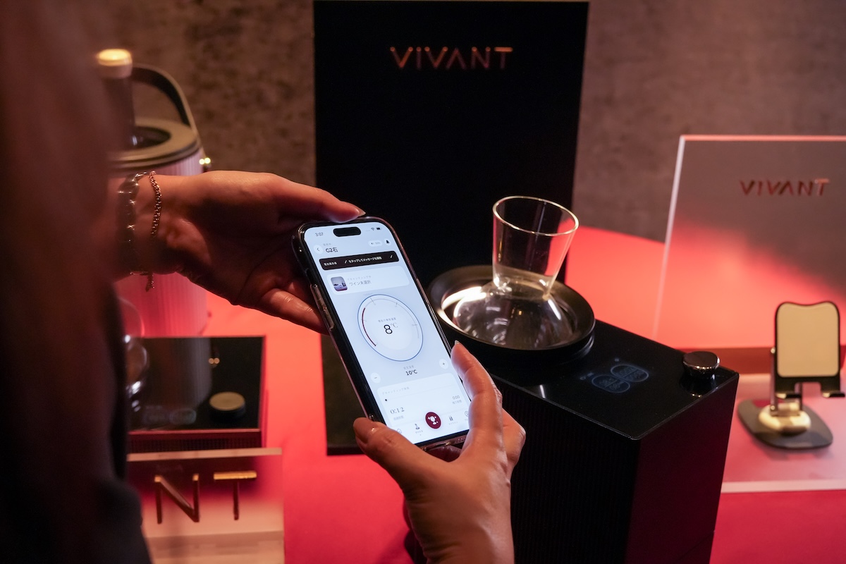 スマートフォンのアプリはBluetooth経由でVenus G2と同期し、ワインの最適な温度に自動で設定される。