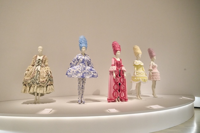 「マリー・アントワネット・スタイル」展示風景(横浜美術館、2026年