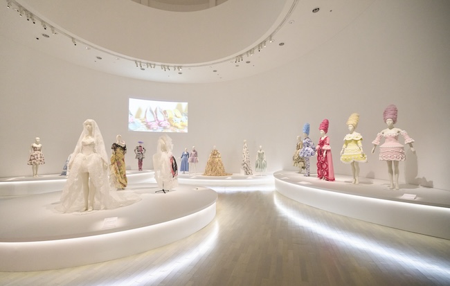 「マリー・アントワネット・スタイル」展示風景(横浜美術館、2026年)