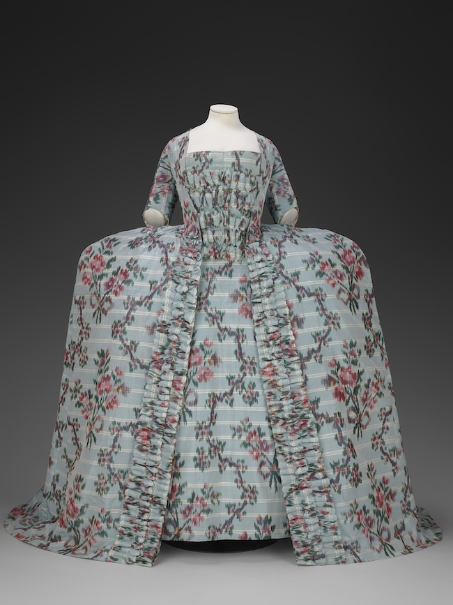 ローブ・ア・ラ・フランセーズ(フランス風ドレス) フランス製 1760年代(1770年代に加工)
ヴィクトリア&アルバート博物館蔵 © Victoria and Albert Museum, London