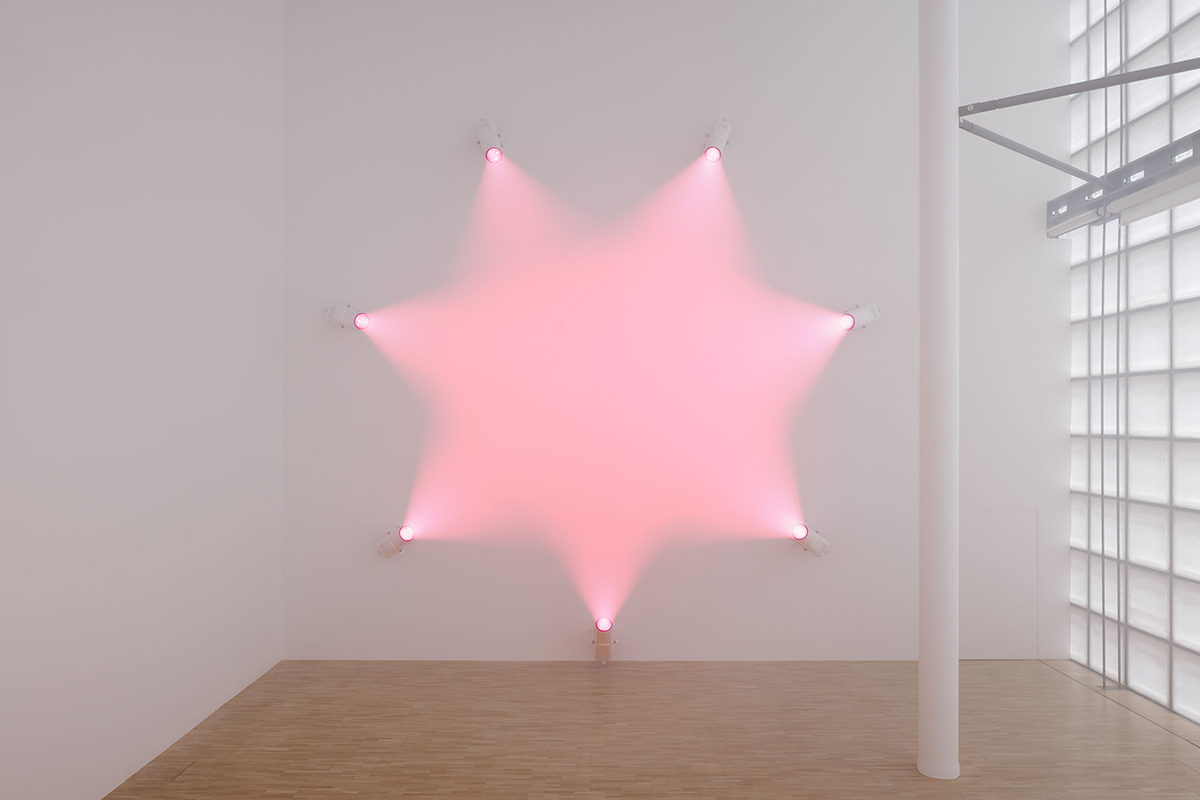 『Rose』「東京、銀座5丁目4-1」アン・ヴェロニカ・ヤンセン展 展示風景(2026年)© Nacása & Partners Inc./ Courtesy of Fondation d'entreprise Hermès