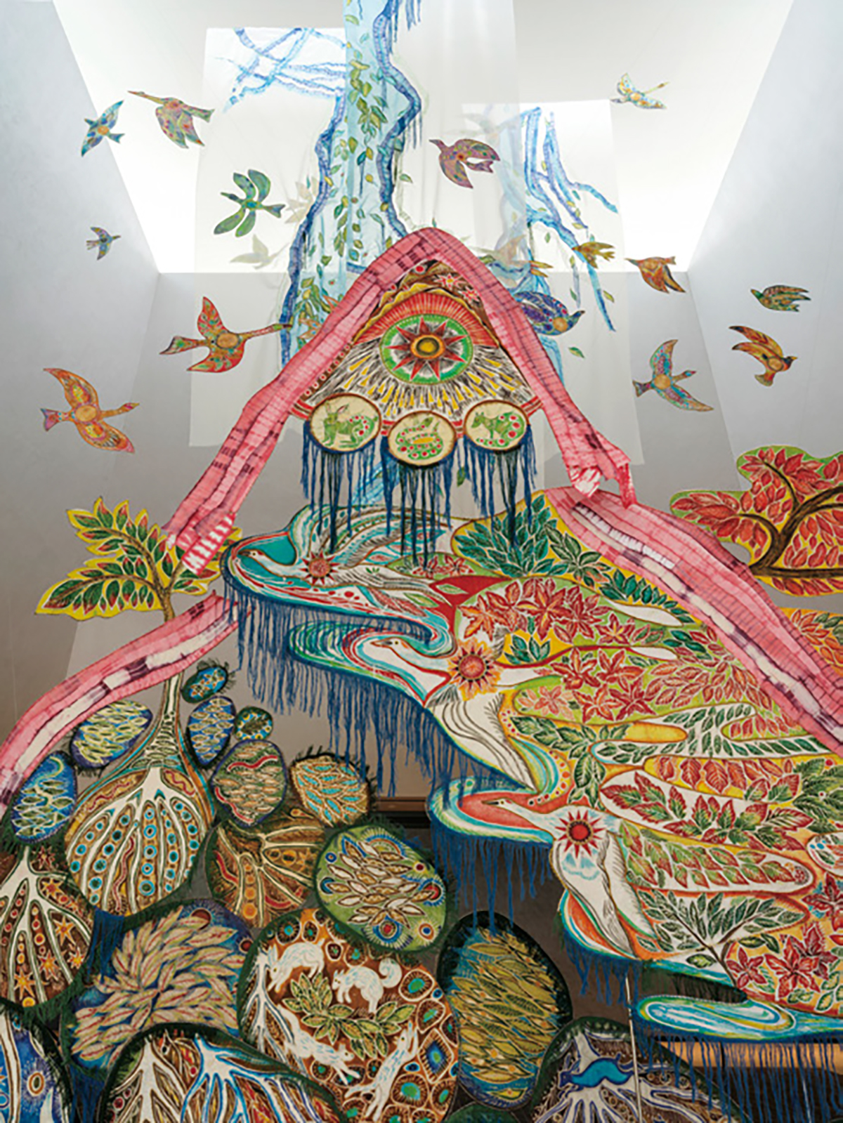 自然の循環を一つの生命に凝縮した作品。川口市立美術館での個展で展示。『世界の心臓ー川を吹き抜ける風ー』2026年