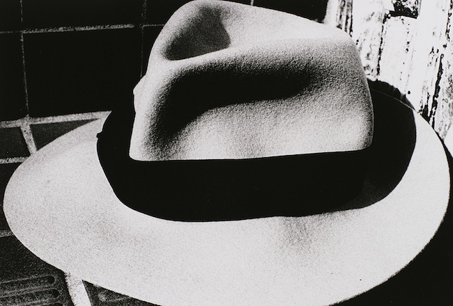 森山大道『帽子』光と影シリーズ、1981年、ゼラチン・シルバー・プリント、東京都写真美術館© Daido Moriyama Photo Foundation