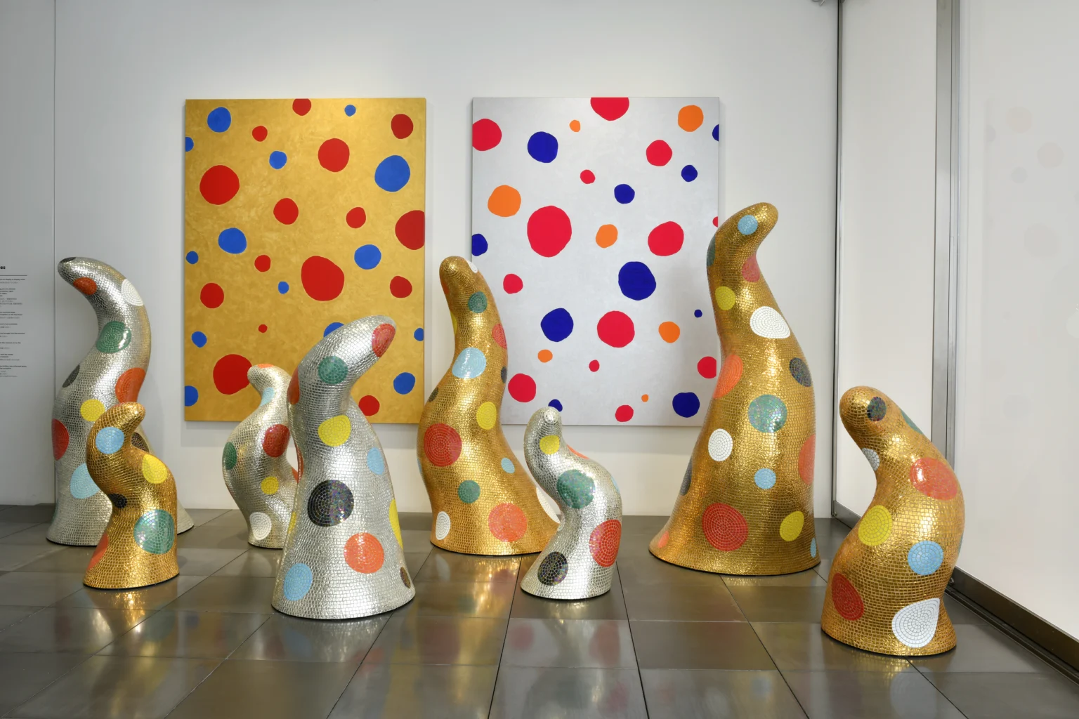 1Fギャラリー インスタレーションビュー © YAYOI KUSAMA