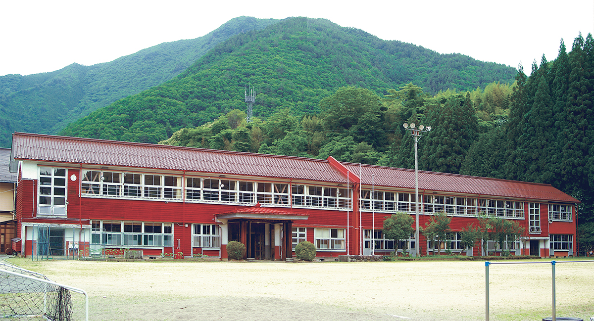 1954年に建設され、2012年に閉校となった旧湯屋小学校。朱色の外観が特徴的な総ヒノキ造りのこの建物も、芸術祭の舞台となる。