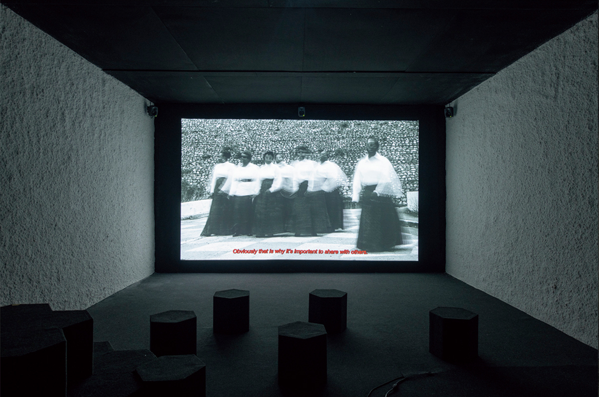 ジュリアンノックス《What Colour s Can We Dreamin This Night Filled with Salt?》2025年 © LeviFanan, courtesy Fundação Bienal de SãoPaulo.