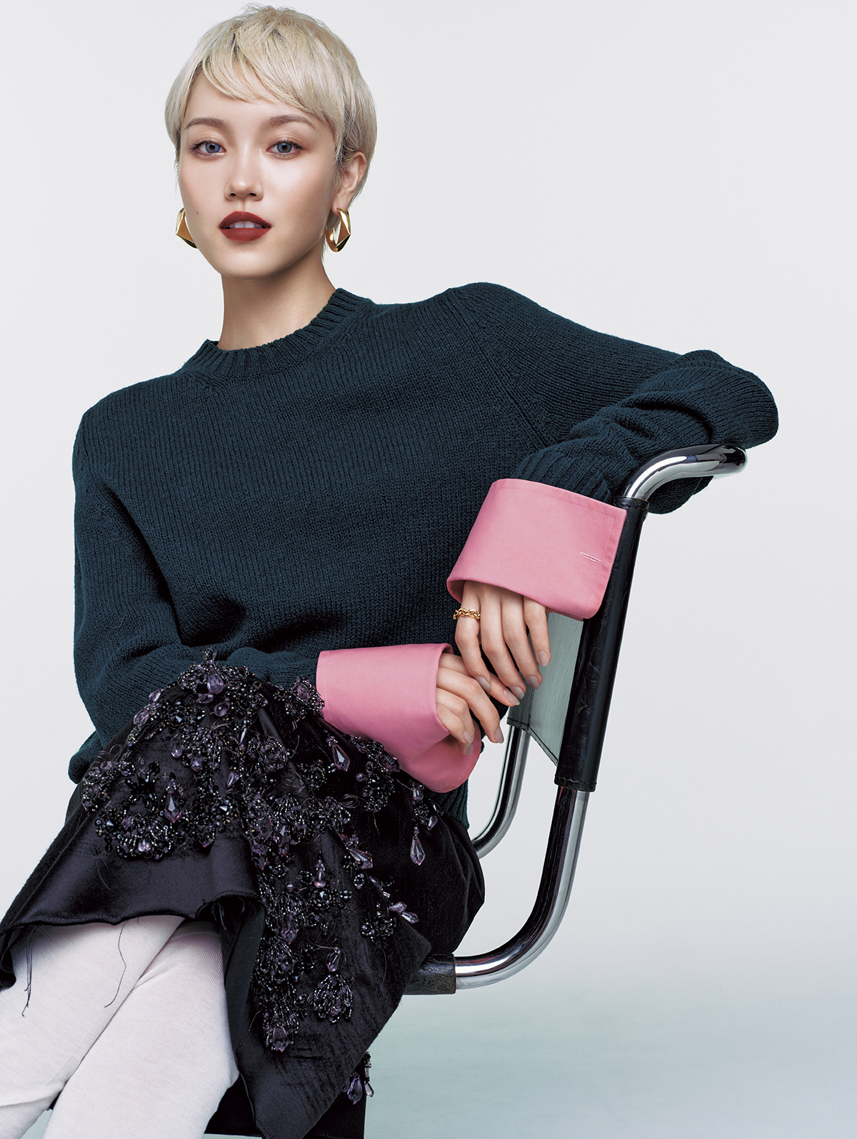 ピアス(YG)¥990,000 リング(YG)¥627,000 袖付きのニットトップ ¥335,500 スカート¥1,705,000 ソックス¥138,600(すべて予定価格)/Prada(プラダ クライアントサービス)