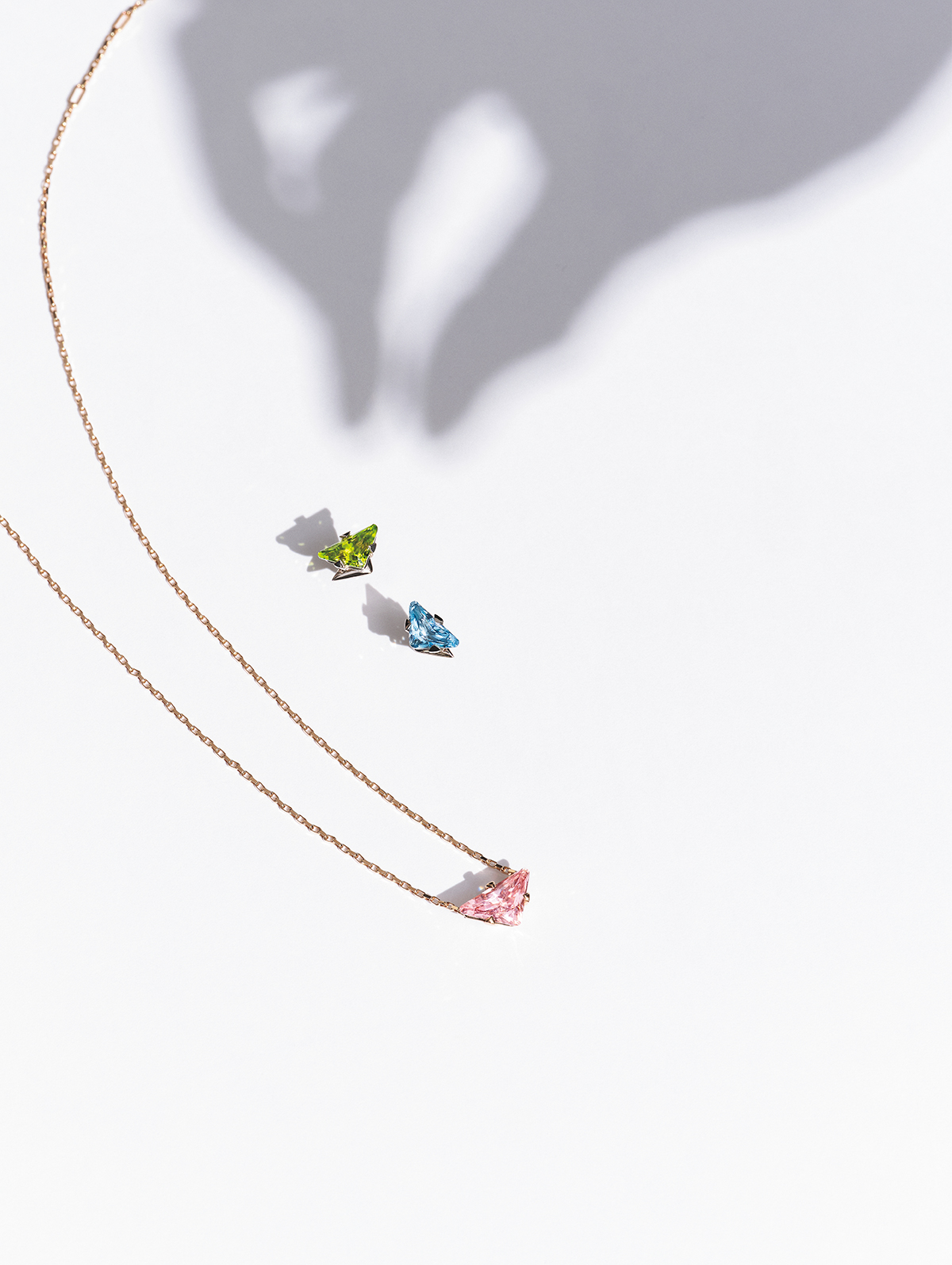 ピアス(WG×ペリドット・WG×アクアマリン)¥3,410,000(2個セット価格) ネックレス(RG×モルガナイト)¥2,310,000(すべて予定価格)/Prada(プラダ クライアントサービス)
