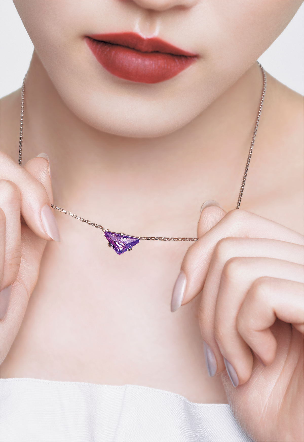 ネックレス(WG×アメジスト)¥1,430,000 トップ¥176,000 (ともに予定価格)/Prada (プラダ クライアントサービス)