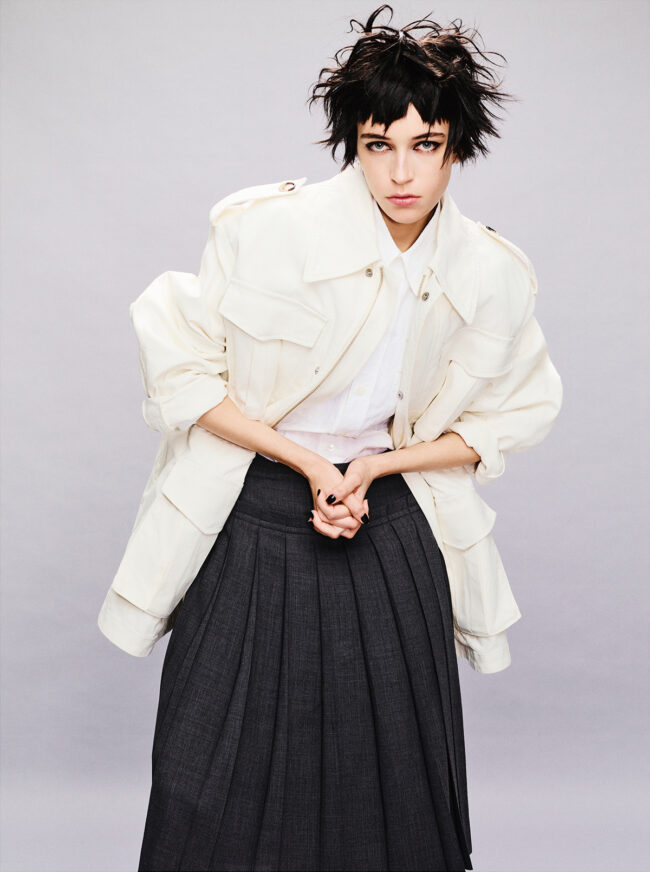 ジャケット¥238,700 シャツ¥93,500 スカート¥158,400/すべてAmi Paris(アミ パリス ジャパン)