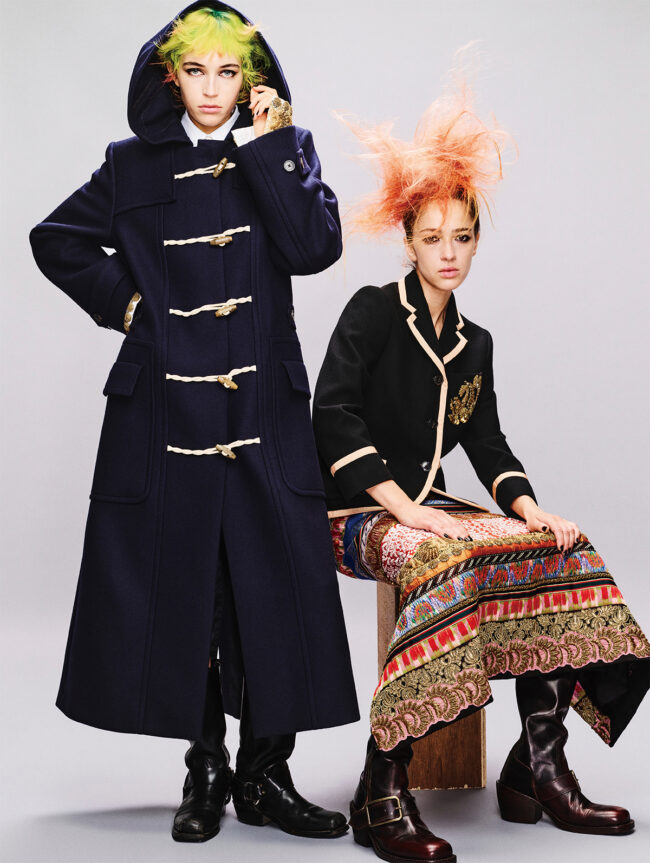【右】ジャケット¥503,800 スカート¥847,000 ブーツ¥379,500【左】コート¥460,900 シャツ¥214,500/すべてDries Van Noten(ドリス ヴァンノッテン)ブーツ/モデル私物