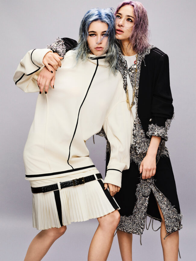 【右】ジャケット
¥1,922,800 ドレス¥1,806,200 ネックレス〈シルバー〉¥320,100〈ゴールド〉ともに¥311,300【左】トップス¥1,689,600 スカート¥1,339,800/すべてChanel(シャネル
カスタマー ケア センター)