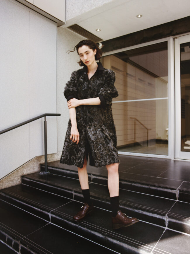 コート¥3,300,000 シューズ¥181,500(ともに予定価格)/Miu Miu(ミュウミュウ クライアントサービス)ソックス/スタイリスト私物