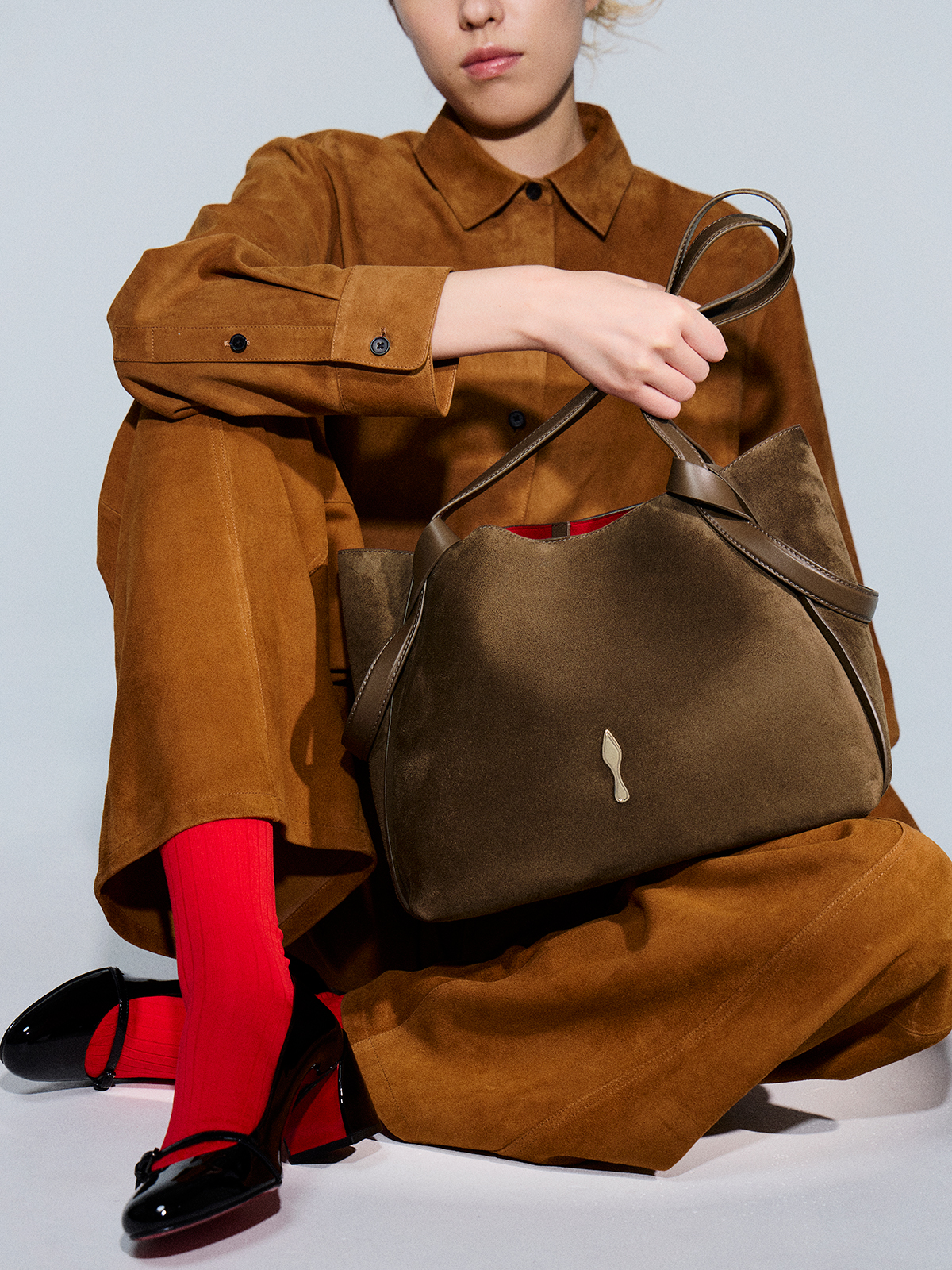 バッグ ¥293,700 シューズ¥154,000/ともにChristian Louboutin(クリスチャン ルブタン ジャパン 03-6804-2855) シャツ¥86,900 パンツ ¥86,900/ともにThoery(リンク・セオリー・ジャパン 03-6865-0206)ソックス/スタイリスト私物