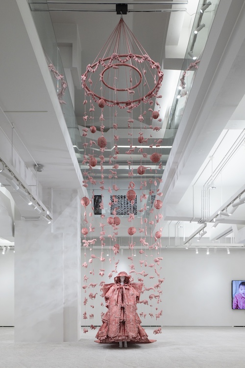 山縣良和『ここに いても いい Bittersweet Sympachy』アーツ前橋での展示風景 2024 photo: Shinya Kigure