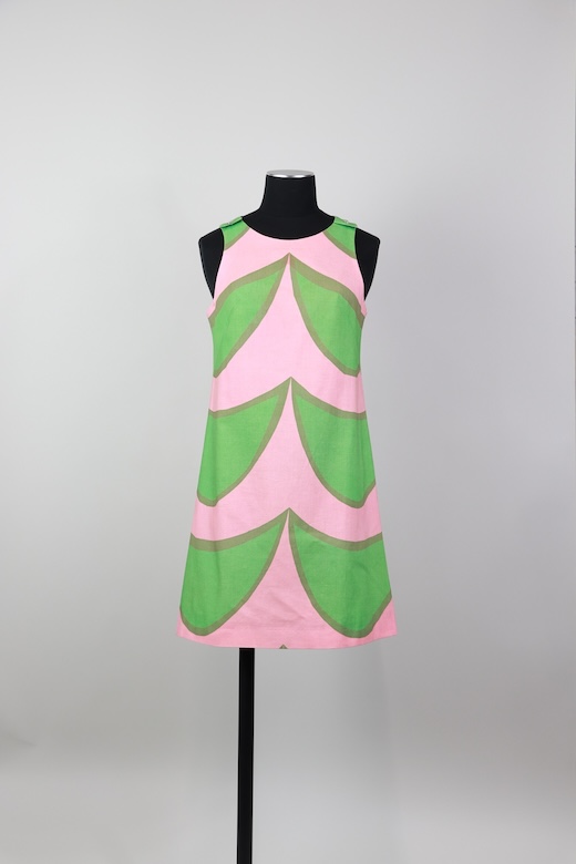 図案・ドレス:アンニカ・リマラ『イソ ライネ』1965年/『ナッピメッコ』1967年 © Marimekko Oyj Suomi-Finland Annika Rimala 1965/1967