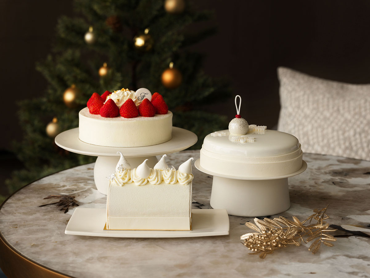 左から時計回りに、「クリスマス ショートケーキ」「クリスマス ホワイト ログ」「バニラ & キャビアライム クリスマスケーキ」