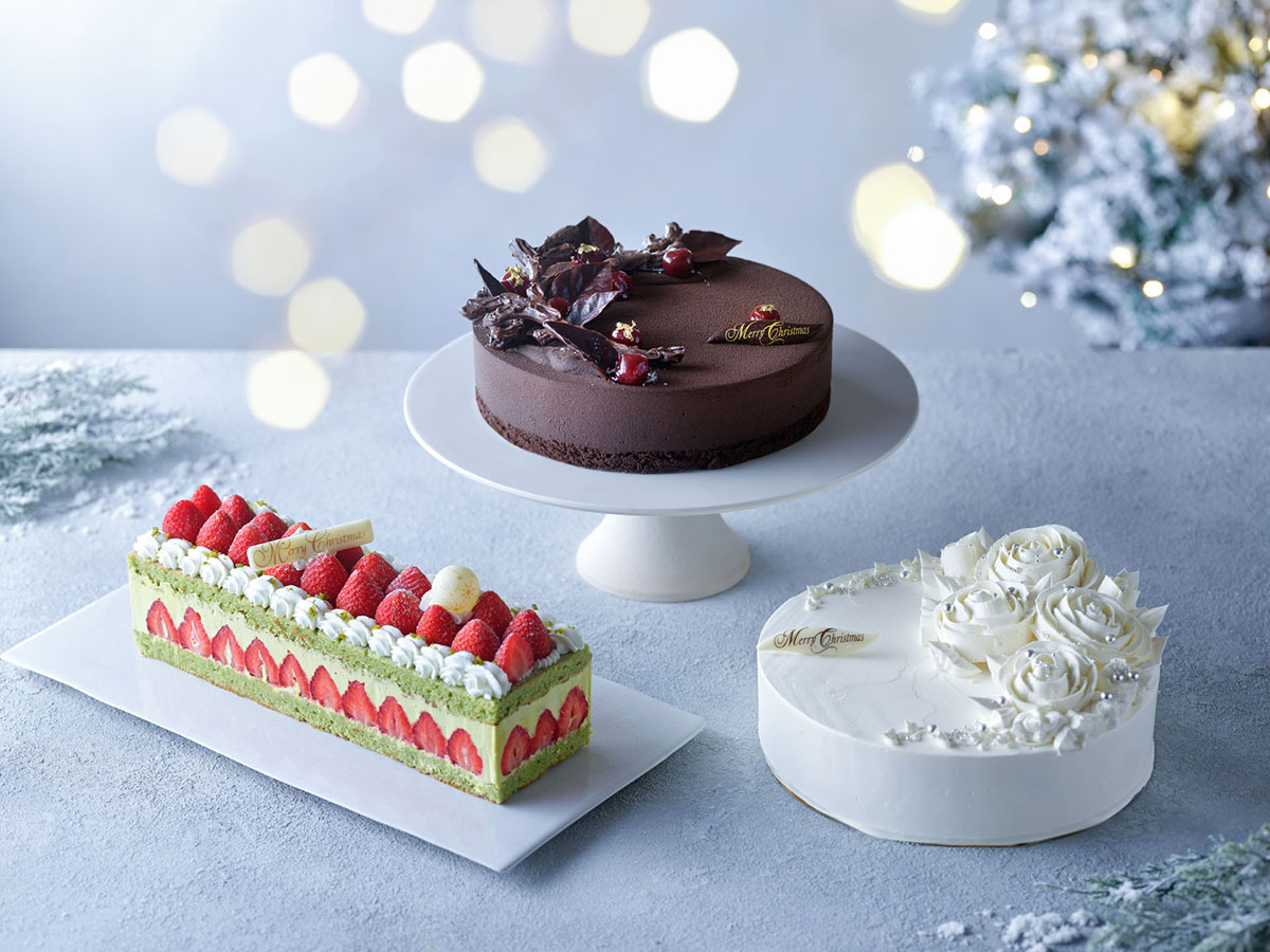 右手前から時計回りに「バタークリームケーキ“ノエル フルール”」、「フレジェ」、「チョコレートケーキ“フォレノアール”」