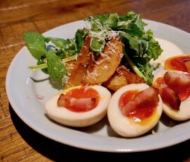 半熟玉子とミントのサラダ北海こがねのコンフィ黒胡椒ベーコン ¥1,080