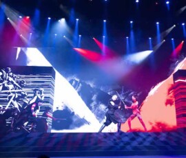 モーメントファクトリーの劇画世界と黒忍者vs赤忍者の殺陣パフォーマンスの融合。