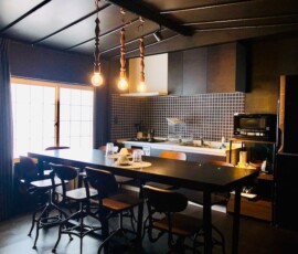 システムキッチンには、調理道具、調味料、食器が完備され、自分たちで材料を調達して調理することも可能。