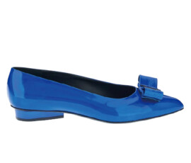 「ヴィヴァ」。ブルーメタリックが新鮮。ヒール2cm ¥99,000/すべてSalvatore Ferragamo(フェラガモ・ジャパン 0120-202-170)
