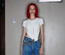 T-SHIRT ¥52,800(税込)
DENIM BOOTS ¥169,400(税込)