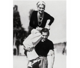 1937年のガブリエル シャネルと友人のバレエダンサー、セルジュ・リファール。バイカラーシュー ズはメンズシューズに着想を得たと言われている。 Photo : Jean Moral ©Brigitte Moral