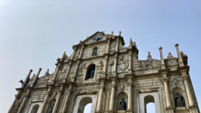 聖ポール天主堂跡。キリスト教を弾圧した徳川家康を表したともいわれるドラゴンも
