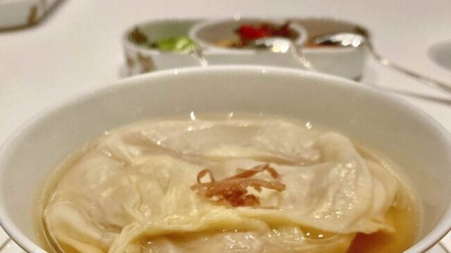絶品スープといただく蟹肉と干し貝柱入り大きな餃子
