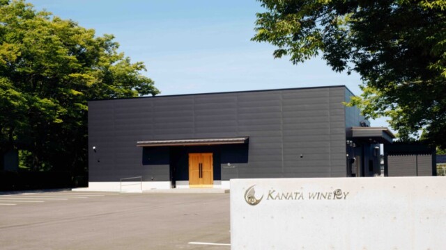 「カナタワイナリー」の施設ではワイン販売も行う